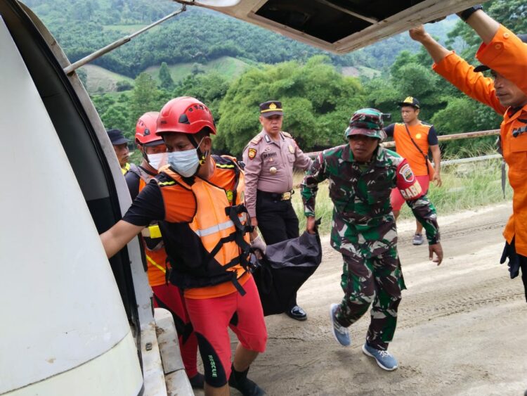 Kasat Samapta Polres Dairi AKP Tugono, SH bersama Personil Sat Samapta Polres Dairi Melakukan Pengawalan Jenazah Tumpak Oppusunggu Dari Desa Mangan Mulih Kecamatan Tanah Pinem, pasca terjadinya kecelakaan lalulintas tunggal Di Desa Bukit lau kersik Kec. Gunung Sitember Kab. Dairi.