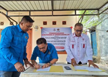 Ketua PWI Aceh, Nasir Nurdin menandatangani dokumen MoU tentang pemberian bantuan dan pendidikan hukum dengan YARA di Warkop Sanusi, Banda Aceh, Rabu, 20 September 2023. (Dok PWI Aceh)
 