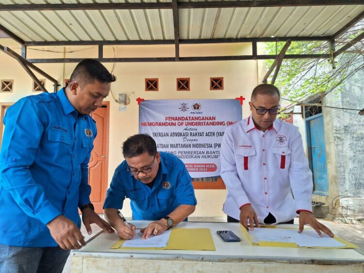 Ketua PWI Aceh, Nasir Nurdin menandatangani dokumen MoU tentang pemberian bantuan dan pendidikan hukum dengan YARA di Warkop Sanusi, Banda Aceh, Rabu, 20 September 2023. (Dok PWI Aceh)
 
