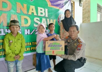 BANTUAN : Kapolres Sergai, AKBP Oxy Yudha Pratesta diwakili Kapolsek Tanjungberingin, AKP Tobat Sihombing menyerahkan paket bantuan bahan pangan kepada anak yatim di Dusun VI Desa Pekan, Kecamatan Tanjungberingin, Rabu (20/9/2023). (Foto Dok/AKP Tobat Sihombing)