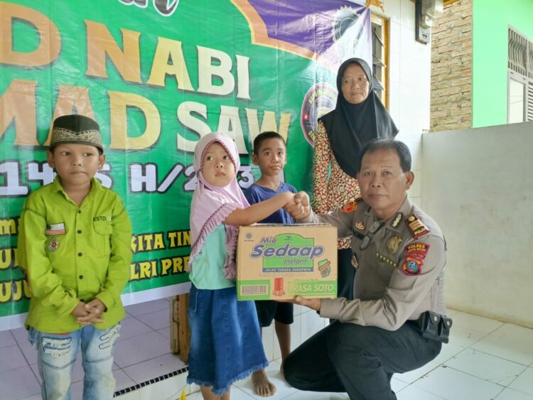 BANTUAN : Kapolres Sergai, AKBP Oxy Yudha Pratesta diwakili Kapolsek Tanjungberingin, AKP Tobat Sihombing menyerahkan paket bantuan bahan pangan kepada anak yatim di Dusun VI Desa Pekan, Kecamatan Tanjungberingin, Rabu (20/9/2023). (Foto Dok/AKP Tobat Sihombing)