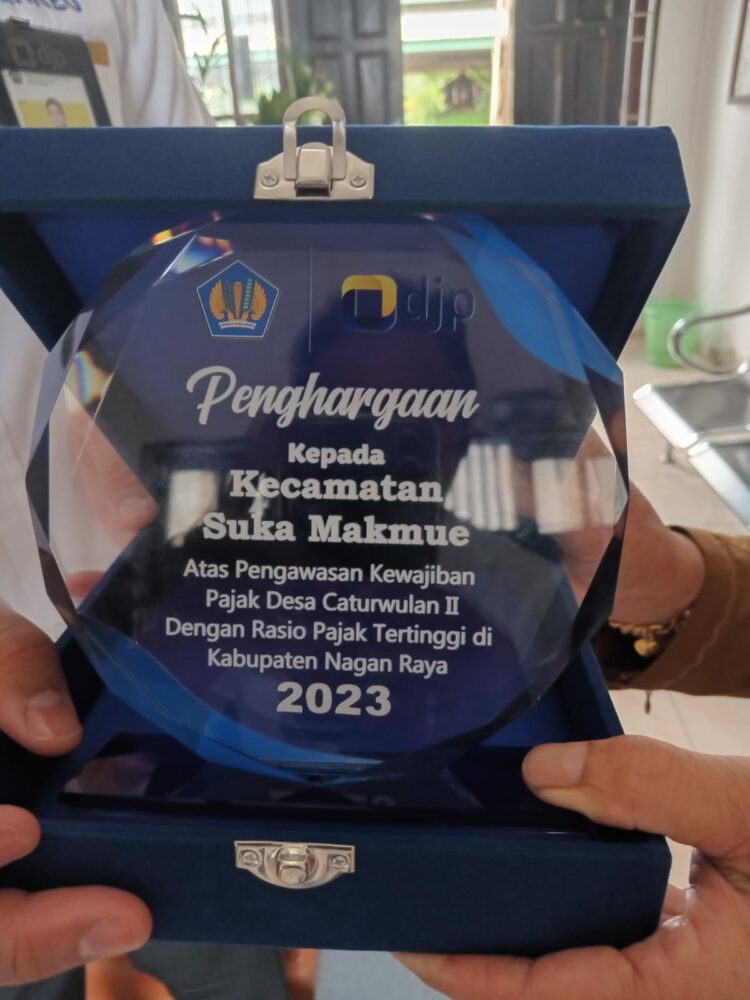 Direktorat jenderal pajak kementerian keuangan Republik Indonesia melalui kantor Pajak KP2KP Suka makmur menyerahkan penghargaan kepada Kecamatan Suka Makmue, Kabupaten Nagan Raya atas capaian dalam pengawasan kewajiban pajak Desa caturwulan 2 dengan Rasio pajak tertinggi di kabupaten Nagan Raya tahun 2023.