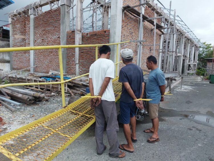 Polres Aceh Barat menangkap tiga tersangka pencurian besi conveyor di kawasan Ujong Karang Meulaboh, Desa Suak Indrapuri, Kecamatan Johan Pahlawan, Aceh Barat, Rabu (20/9/2023).