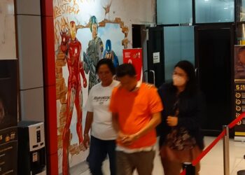 DIAMANKAN: Tersangka ZZ pemilik panti asuhan di Jalan Pelita IV, Kecamatan Medan Perjuangan diamankan di Mako Sat Reskrim Polrestabes karena melakukan eksploitasi anak lewat medsos Tiktok, Kamis (21/9/2023).(Foto Dok/Polrestabes)
