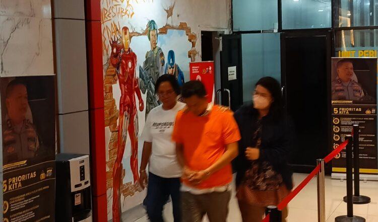 DIAMANKAN: Tersangka ZZ pemilik panti asuhan di Jalan Pelita IV, Kecamatan Medan Perjuangan diamankan di Mako Sat Reskrim Polrestabes karena melakukan eksploitasi anak lewat medsos Tiktok, Kamis (21/9/2023).(Foto Dok/Polrestabes)