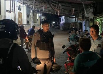 Jajaran Polresta Manado dengan sigap merespons laporan darurat yang masuk melalui Call Centre 112/110 pada pukul 23.00 wita terkait sekelompok anak muda yang membuat keributan menggunakan senjata tajam di Kelurahan Banjer, Lingkungan 7, Kecamatan Tikala, Selasa (19/9/2023).