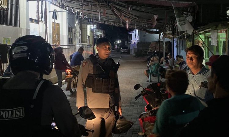 Jajaran Polresta Manado dengan sigap merespons laporan darurat yang masuk melalui Call Centre 112/110 pada pukul 23.00 wita terkait sekelompok anak muda yang membuat keributan menggunakan senjata tajam di Kelurahan Banjer, Lingkungan 7, Kecamatan Tikala, Selasa (19/9/2023).