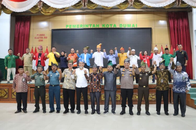 Polres Dumai bekerjasama dengan Pemerintah Kota Dumai, KPU Kota Dumai dan Bawaslu Kota Dumai menggelar Deklarasi Pemilu Damai Tahun 2024, Kamis (21/9/2023) bertempat di Gedung Sri Bunga Tanjung Jalan Puteri Tujuh Kelurahan Teluk Binjai Kecamatan Dumai Timur (foto : Dok/Polres Dumai)
