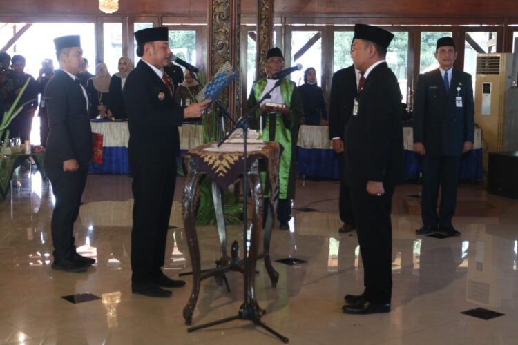 drg. Agus Dwi Sulistyantono, M.M., resmi menjabat sebagai Sekda Kota Tegal setelah dilantik Wali Kota Tegal, H. Dedy Yon Supriyono, di Pendopo Ki Gede Sebayu Komplek Balai Kota Tegal, Kamis (21/9/2023).