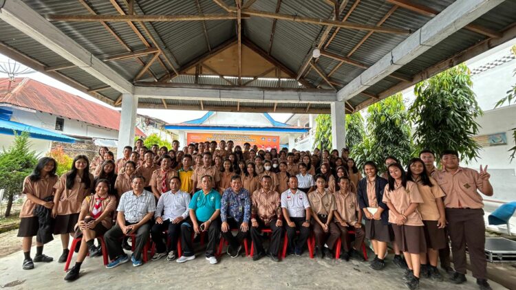 SMA Negeri 3 Pematang siantar yang beralamat di jalan Pane melakukan sosialisasi dan Penyuluhan Bahaya Penyalahgunaan Narkoba bersama KPKM-RI dan BNNK kota Pematang Siantar terhadap siswa siswa Jumat (22/09/2023) Pukul 10:00 Wib.