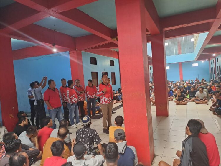 Jajaran Lembaga Pemasyarakatan Narkotika kelas IIa Pematangsiantar mengadakan sosialisasi tentang tata tertib perikehidupan narapidana di dalam Lapas.
Sosialisasi tersebut dilaksanakan pada Jumat (22/09/2022) pukul 09.00 Wib di Blok Sahardjo.