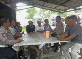 JUMAT CURHAT : Kanit Provost Polsek Tanjungberingin, Aipda Dodi Rajagukguk bersama personel pada kegaiatan Jumat Curhat bersama perangkat desa dan para tokoh Desa Pekan Tabjungberingin, Kecamatan Tanjungberingin, Jumat (22/9/2023). (Foto Dok/AKP Tobat Sihombing)