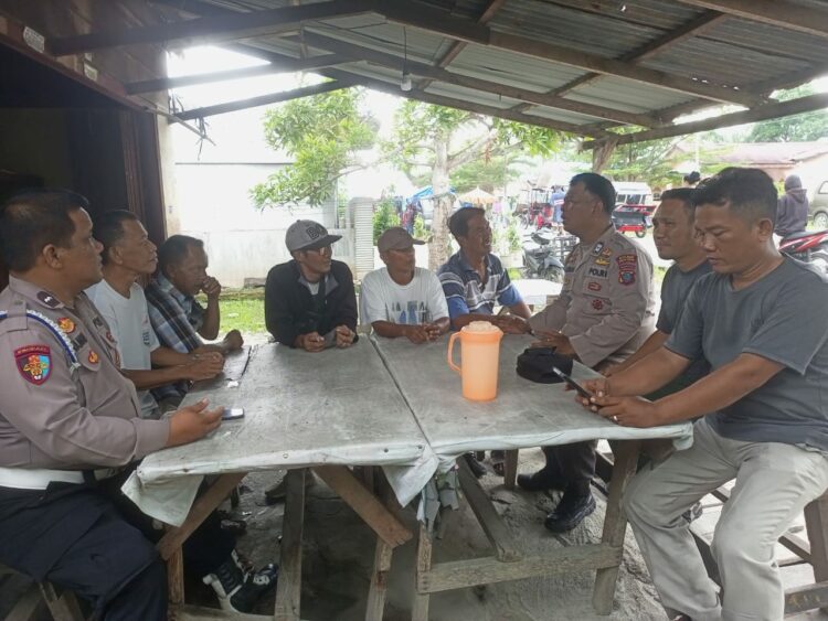 JUMAT CURHAT : Kanit Provost Polsek Tanjungberingin, Aipda Dodi Rajagukguk bersama personel pada kegaiatan Jumat Curhat bersama perangkat desa dan para tokoh Desa Pekan Tabjungberingin, Kecamatan Tanjungberingin, Jumat (22/9/2023). (Foto Dok/AKP Tobat Sihombing)