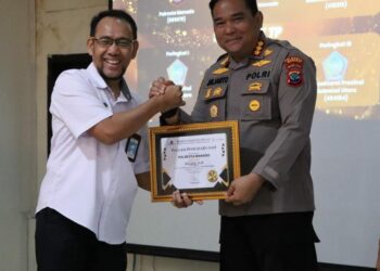 Piagam penghargaan diserahkan langsung oleh Kepala KPPN Kota Manado, Asyep Syaefudin, kepada Kapolresta Manado Kombes Pol Julianto Sirait.