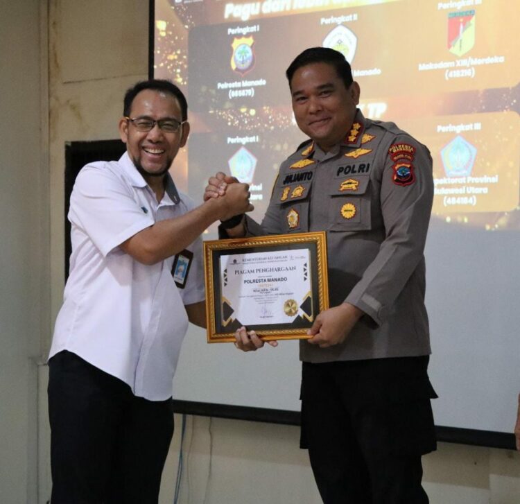 Piagam penghargaan diserahkan langsung oleh Kepala KPPN Kota Manado, Asyep Syaefudin, kepada Kapolresta Manado Kombes Pol Julianto Sirait.