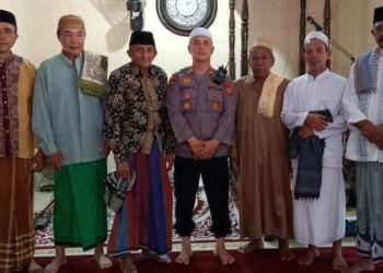 Kapolsek Tuminting, Iptu Ronald Varit Sabaja memimpin pelaksanaan Kultum 7 Menit yang berlangsung dengan penuh khidmat di Masjid Al Hidayah, Kelurahan Maasing Lingkungan 4, Kecamatan Tuminting, pada hari Jumat, 22 September 2023, pukul 12.30 WITA.