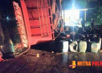 Mobil truk yang mengangkut 340 jeriken BBM solar ilegal tersebut saat terguling di Kabupaten Wajo