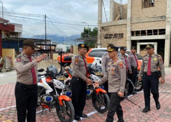 Polres Samosir laksanakan Apel pemberangkatan Personil Sat Pam Obvit (Satuan Pengamanan Obyek Vital) Wisata ke Polsek Jajaran dalam rangka pengamanan objek wisata di wilayah Kabupaten Samosir. Senin (25/09/2023) Pukul 08:40 Wib.