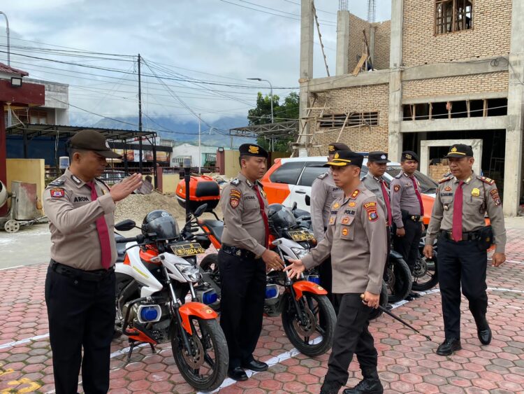 Polres Samosir laksanakan Apel pemberangkatan Personil Sat Pam Obvit (Satuan Pengamanan Obyek Vital) Wisata ke Polsek Jajaran dalam rangka pengamanan objek wisata di wilayah Kabupaten Samosir. Senin (25/09/2023) Pukul 08:40 Wib.