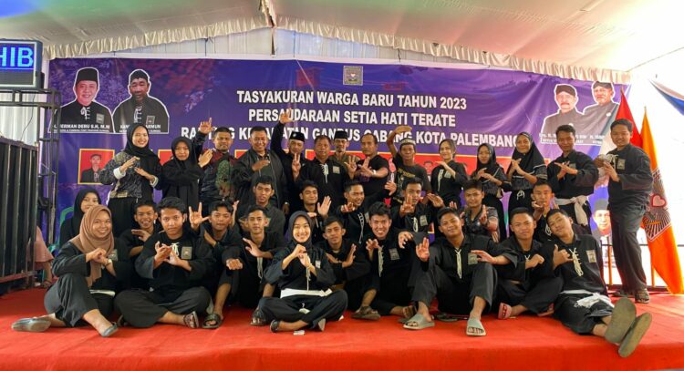 Keluarga Besar Persaudaraan Setia Hati Terate (PSHT ) Ranting Gandus Cabang Kota Palembang mengelar acara Tasyakuran 20 orang siswa yang telah selesai diwisuda bertempat di Lrg Pancasila Rt.41 Rw.10 Kel Karang Anyar Kec.Gandus Palembang. Minggu (24/9/2023).