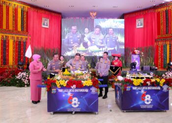 POTONG TUMPENG: Kapolda Sumut Irjen Pol Agung Setya Imam Effendi memotong tumpeng pada acara syukuran HUT ke-68 Lalu Lintas Bhayangkara di Aula Tribrata Mapolda Sumut, Senin (25/9/2023). (Foto Dok/ Polda Sumut)
