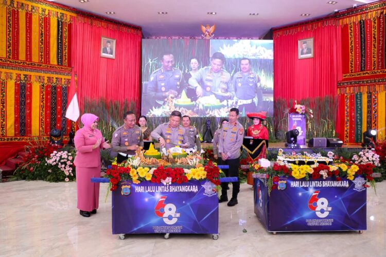 POTONG TUMPENG: Kapolda Sumut Irjen Pol Agung Setya Imam Effendi memotong tumpeng pada acara syukuran HUT ke-68 Lalu Lintas Bhayangkara di Aula Tribrata Mapolda Sumut, Senin (25/9/2023). (Foto Dok/ Polda Sumut)