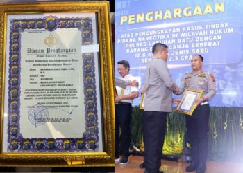Kasat Lantas Polres Labuhanbatu AKP M Ainul Yaqin SIK, MH, menerima piagam penghargaan dari Kapolda Sumatera Utara Irjen Agung Setya IE, SH, SIK, M.Si, Senin (25/09/2023) di Poldasu.