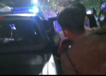 AMANKAN: Personel Polsek Medan Kota yang sedang berpatroli berhasil mengamankan sejumlah pria remaja yang diduga anggota geng motor, Minggu (24/9/2023) dini hari (Foto Dok/ Polsek Medan Kota)