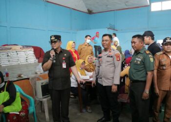 Forkopincam Kecamatan sako, dan Sematang Borang, Koramil 418-08/Sako, Kodim 0418/Palembang, meninjau pembagian Bantuan CPP (Cadangan Pangan Pemerintah) berupa Beras pada Masyarakat Yang Kurang Mampu di Wilyah Sako dan Sematang Borang. Senin, 25-09-2023