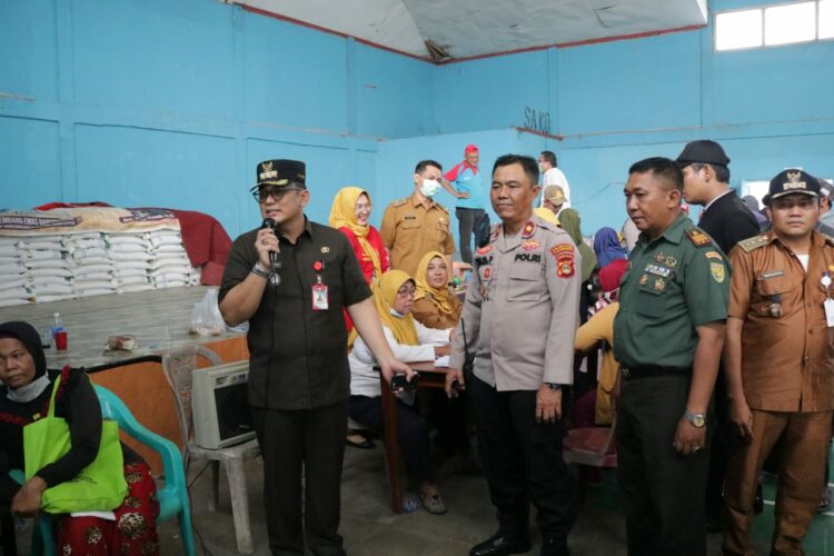 Forkopincam Kecamatan sako, dan Sematang Borang, Koramil 418-08/Sako, Kodim 0418/Palembang, meninjau pembagian Bantuan CPP (Cadangan Pangan Pemerintah) berupa Beras pada Masyarakat Yang Kurang Mampu di Wilyah Sako dan Sematang Borang. Senin, 25-09-2023