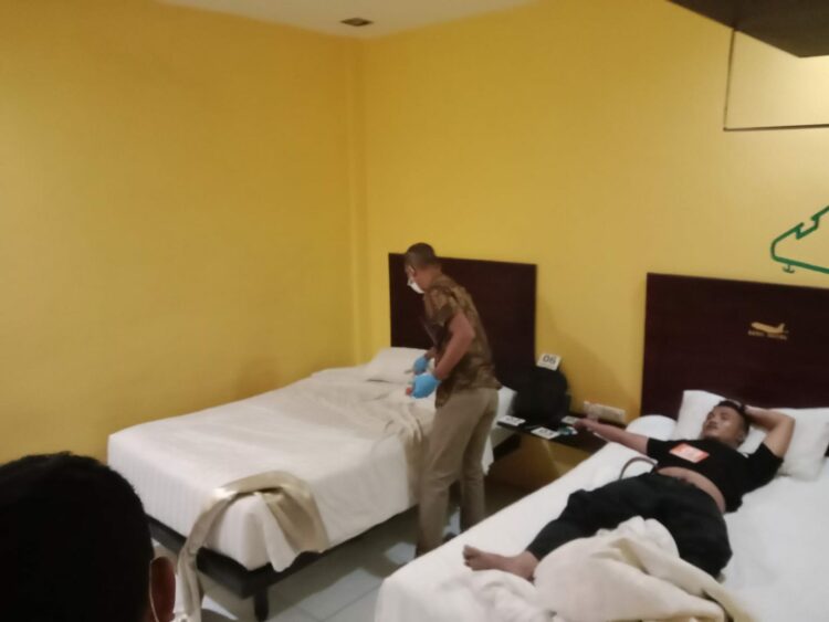 DITEMUKAN: Seorang mayat pria ditemukan terbujur kaku di kamar Hotel Aero Tanjungmorawa, Selasa (26/9/2023). (Foto Dok/ Polsek Tanjungmorawa)