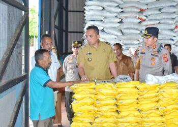 Pj Wali Kota Sabang Reza Fahlevi bersama Kapolres Sabang Erwan beserta instansi terkait, ke pasar induk dan Gudang Bulog Sabang, Selasa (26/9/23).