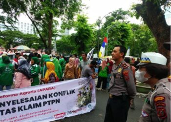 AKSI UNRAS: Aliansi Pejuang Performa Agraria (Apara) melakukan aksi unras di depan Gedung DPRD Sumut Jalan Imam Bonjol Medan, Selasa (26/9/2023). (Foto Dok/ Polrestabes Medan)