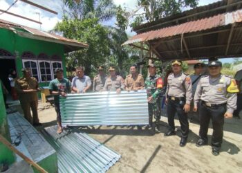 TINJAU DAN SERAHKAN BANTUAN : Kapolres Sergai, AKBP Oxy Yudha Pratesta didampingi Wakapolres Kompol DC Aritonang dan jajaran PJU meninjau rumah warga terdampak puting beliung di Dusun 2 Duren Rejo Desa Silau Rakyat, Kecamatan Seirampah sekaligus menyerahkan bantuan material bangunan, Selasa (26/9/2023). (Foto Dok/Sie Humas)