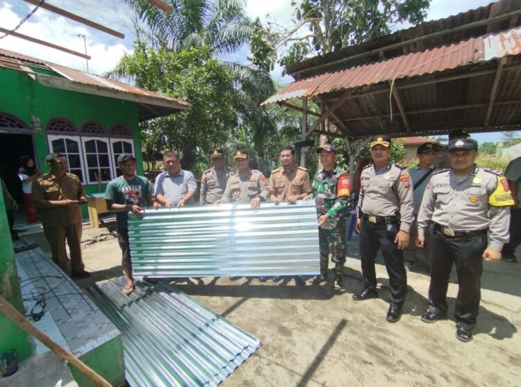 TINJAU DAN SERAHKAN BANTUAN : Kapolres Sergai, AKBP Oxy Yudha Pratesta didampingi Wakapolres Kompol DC Aritonang dan jajaran PJU meninjau rumah warga terdampak puting beliung di Dusun 2 Duren Rejo Desa Silau Rakyat, Kecamatan Seirampah sekaligus menyerahkan bantuan material bangunan, Selasa (26/9/2023). (Foto Dok/Sie Humas)