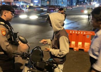 Polresta Manado kembali melaksanakan Kegiatan Rutin Yang Ditingkatkan (KRYD) sebagai bagian dari upaya untuk meningkatkan rasa aman dan nyaman warga kota. Kegiatan ini dilaksanakan dengan semangat pelayanan dan kepedulian terhadap masyarakat, Senin (25/9/2023) malam.