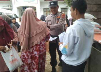 Personel Subsektor Nisam Antara mengawal proses penyaluran Beras BP-CBP Tahap II Tahun 2023 kepada masyarakat di Kecamatan Nisam Antara, Aceh Utara, wilayah hukum Polres Lhokseumawe, Selasa (26/9/2023).