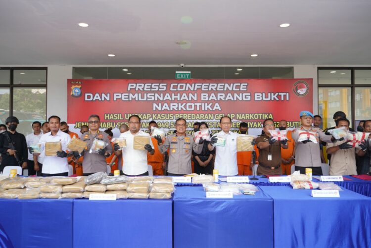 KONFERENSI PERS : Wakapolda Riau Brigjen Pol K. Rahmadi memimpin kegiatan pemusnahan barang bukti narkoba sebanyak, 9,949,52 gram sabu, 60.23 Kg ganja dan 54.623 butir ekstasi (foto : Dok/Polda Riau)