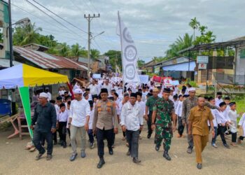 Komunitas Pecinta Islam dan Himpunan Thalabah Muda (KOPI HITAM ACEH) bekerjasama dengan Muspika Paya Bakong, Kabupaten Aceh Utara, menggelar kegiatan Sholawat keliling dalam momentum menyambut 12 Rabiul awal, hari kelahiran sang baginda. Kegiatan ini berlangsung Rabu pagi, dipusatkan di depan kantor Muspika Paya Bakong, 27/09/2023.