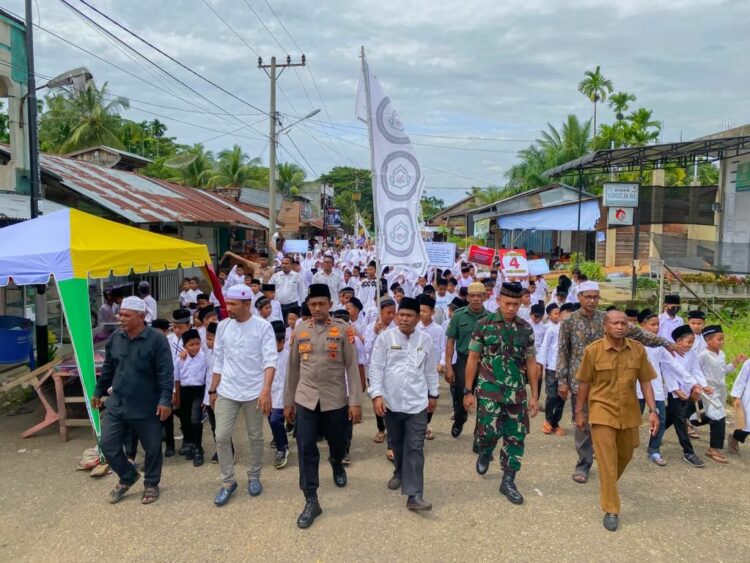 Komunitas Pecinta Islam dan Himpunan Thalabah Muda (KOPI HITAM ACEH) bekerjasama dengan Muspika Paya Bakong, Kabupaten Aceh Utara, menggelar kegiatan Sholawat keliling dalam momentum menyambut 12 Rabiul awal, hari kelahiran sang baginda. Kegiatan ini berlangsung Rabu pagi, dipusatkan di depan kantor Muspika Paya Bakong, 27/09/2023.