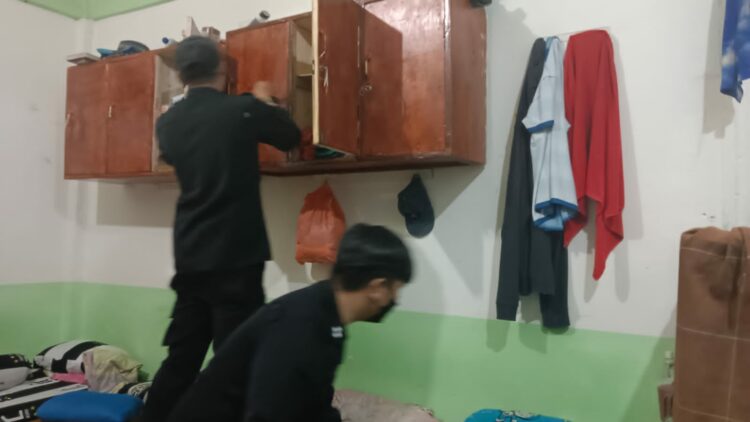 Ka. KPLP Ucok P. Sinabang bersama jajaran pengamanan kembali melakukan penggeledahan kamar hunian guna menciptakan kondisi aman dan kondusif di dalam Lapas, Selasa (26/09/2023)