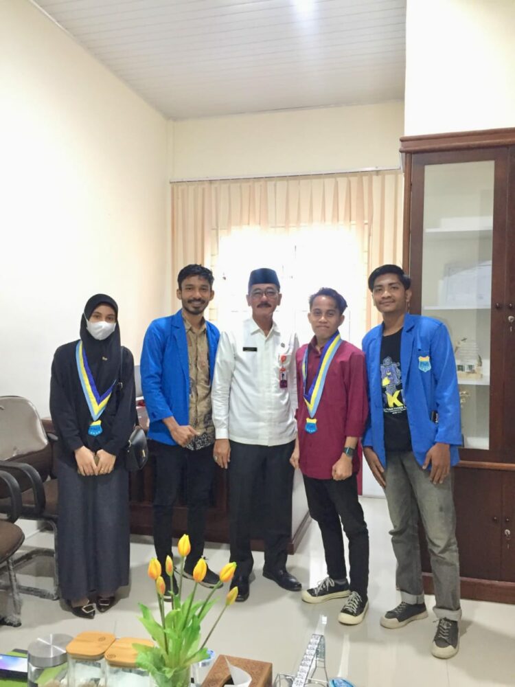 Pengurus Cabang Pergerakan Mahasiswa Islam Indonesia (PMII) Kota Lhokseumawe silaturahim dan audensi dengan Kepala Dinas Pendidikan & Kebudayaan Kota Lhokseumawe yang diterima langsung oleh Plt kepala dinas bapak Taufiq, S.Sos., MSP di ruang kerjanya.