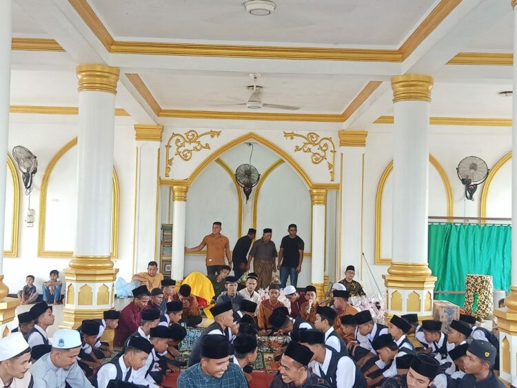 Suasana peringatan hari kelahiran Nabi Muhammad SAW, 1445 hijriah bertepatan 28-09-2023 berlangsung meriah di kalangan masyarakat Gampong Kuta Glumpang, kamis dini hari 28-09-2023.