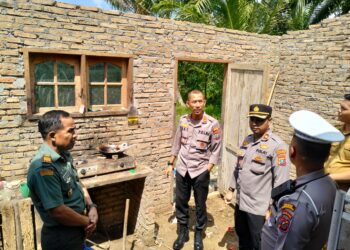 TINJAU : Kapolres Sergai, AKBP Oxy Yudha Pratesta didampingi Wakapolres Kompol DC Aritonang, dan Kasat Lantas AKP Andita Sitepu meninjau salah satu rumah warga yang atapnya terbang akibat puting beliung di Desa Blok 10, Kecamatan Dolokmasihul, Kamis (28/9/2023). (Foto Dok/Sie Humas)