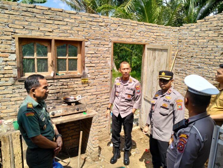 TINJAU : Kapolres Sergai, AKBP Oxy Yudha Pratesta didampingi Wakapolres Kompol DC Aritonang, dan Kasat Lantas AKP Andita Sitepu meninjau salah satu rumah warga yang atapnya terbang akibat puting beliung di Desa Blok 10, Kecamatan Dolokmasihul, Kamis (28/9/2023). (Foto Dok/Sie Humas)