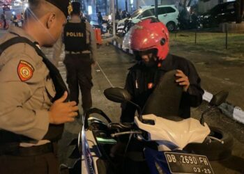 Kepolisian Resor Kota Manado (Polresta Manado) terus berkomitmen untuk menjaga keamanan dan ketertiban masyarakat dengan meningkatkan kegiatan patroli rutin yang ditingkatkan (KRYD). Patroli ini dilakukan baik pada siang maupun malam hari, Selasa (26/9/2023) malam, sebagai langkah antisipasi terhadap potensi gangguan keamanan.