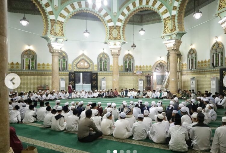 GELAR ZIKIR: Polda Sumut gelar zikir dan ratib untuk kesembuhan Sultan Deli Perkasa Alam bertempat di Masjid Raya Al Mashun Medan, Kamis (28/9/2023) malam. (Foto Dok/Polda Sumut)