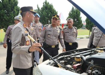 CEK : Kapolres Sergai, AKBP Oxy Yudha Pratesta didampingi Kabag Ops Kompol LS Siregar mencek kondisi Ranmor dinas pada apel pengecekan kondisi Sarpras milik Polres Sergai, Jumat (29/9/2023). (Foto Dok/Polsek Sergai)
