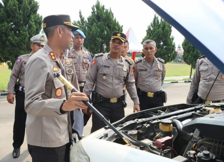 CEK : Kapolres Sergai, AKBP Oxy Yudha Pratesta didampingi Kabag Ops Kompol LS Siregar mencek kondisi Ranmor dinas pada apel pengecekan kondisi Sarpras milik Polres Sergai, Jumat (29/9/2023). (Foto Dok/Polsek Sergai)
