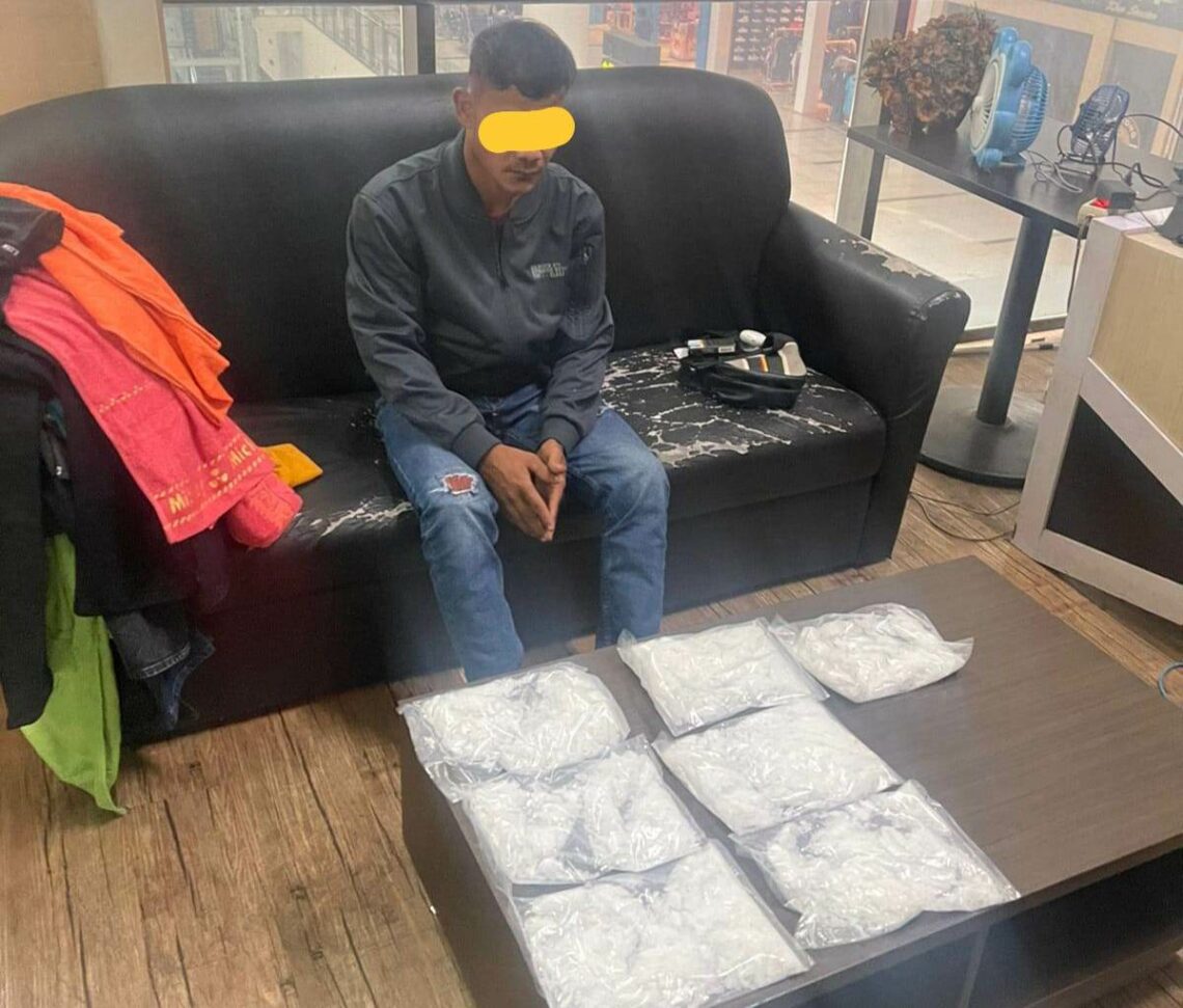 SABU : Calon penumpang An bersama 7 bungkusan narkotika jenis sabu, di ruang posko pemeriksaan Avsec, Jumat (29/9/2023) di Bandara Kualanamu. (Foto.Dok/Polda Sumut)